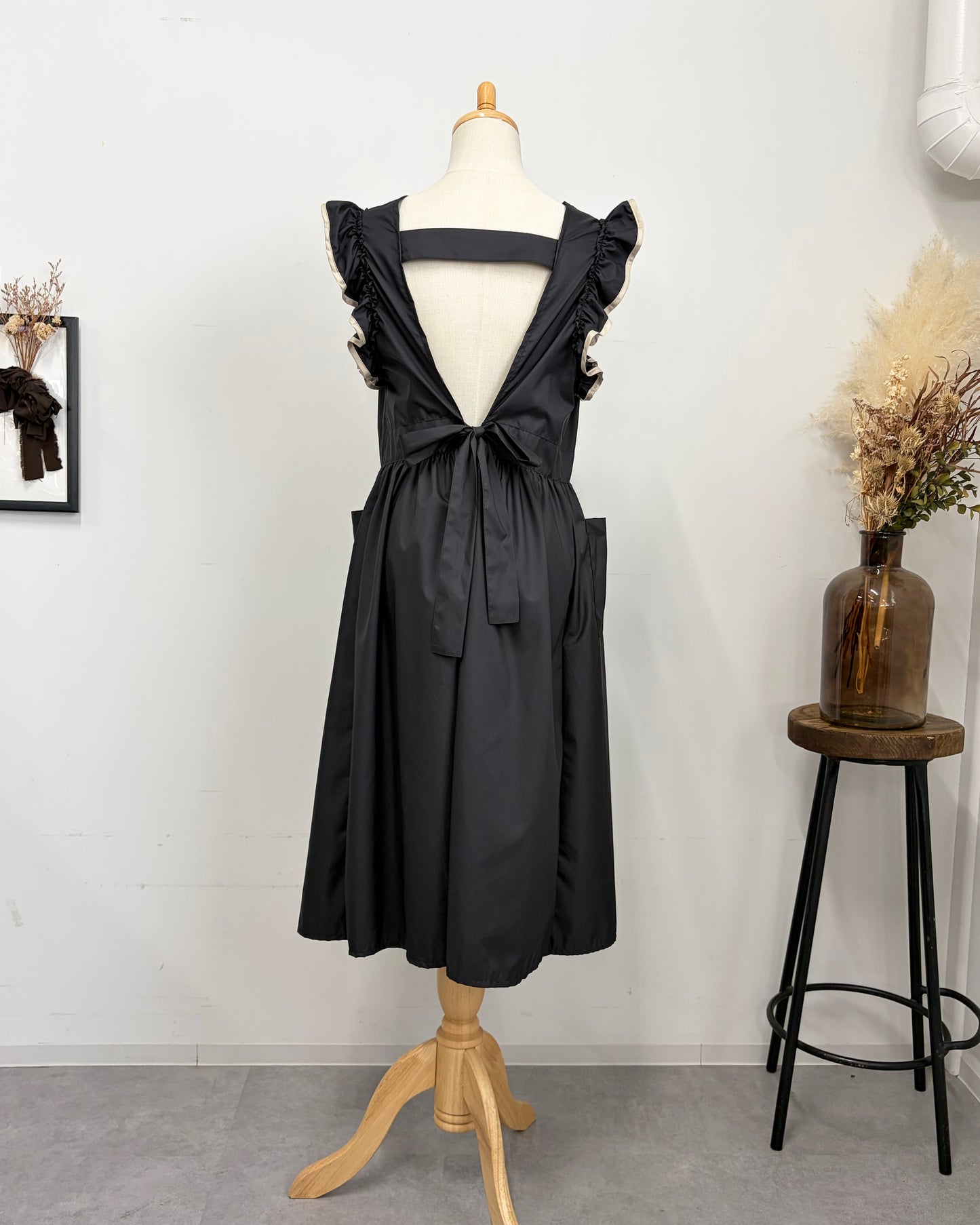 フリルエプロンドレス black