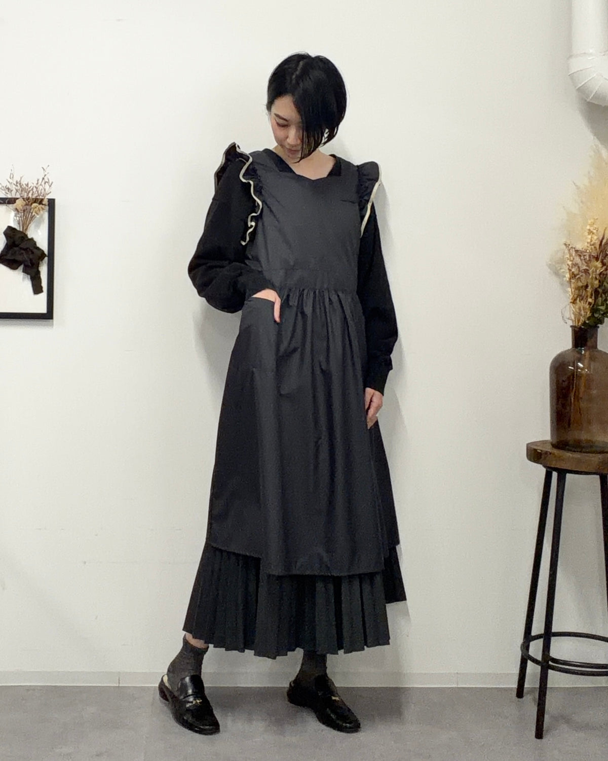 フリルエプロンドレス black